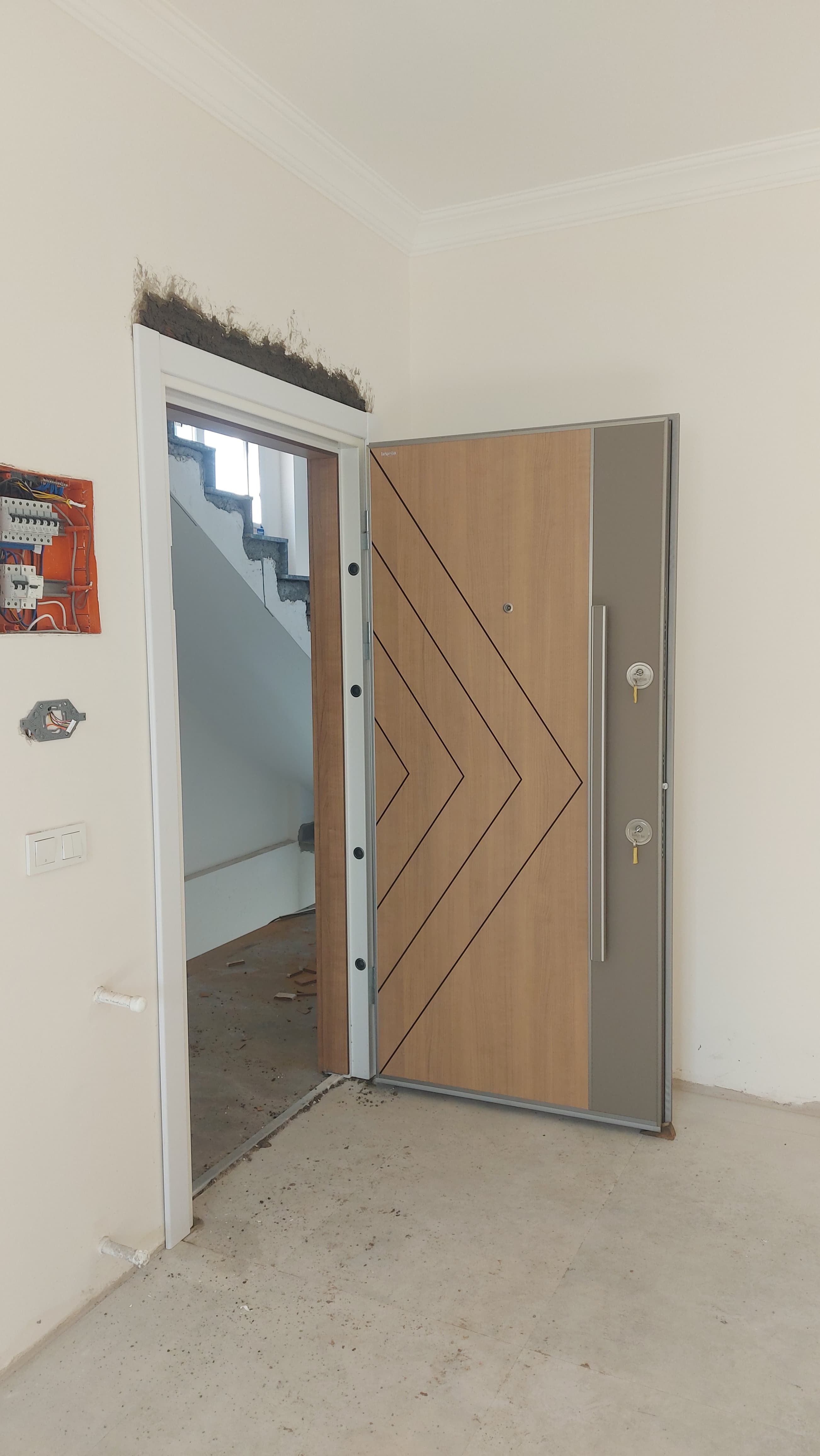 Çelik Kapı Montajında Neden Beton Kullanılmalıdır ve Köpüklü Montajın Sakıncaları Nelerdir?